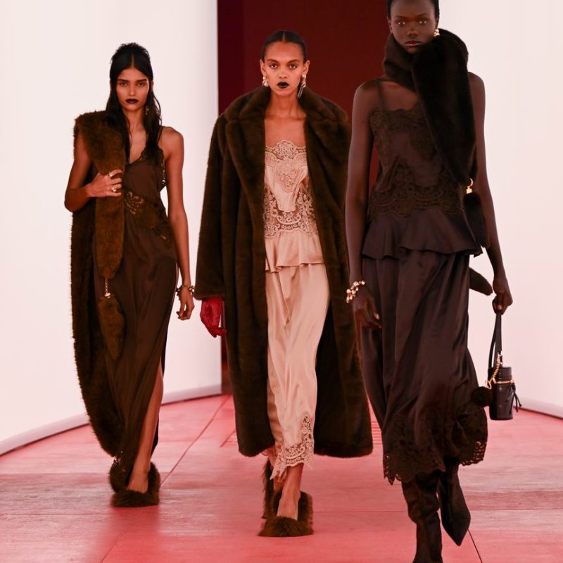 On 18 September, H&M unveiled its A/W 2025 collections at a genre-defying London Fashion Week event at 180 The Strand. A spectacular cast of 70 models – a blend of emerging and iconic talent – wore H&M looks in a pioneering show that blended style and sound, physical and digital, backstage and show-stopping entertainment. British musical talent Lola Young performed for a crowd that included Central Cee, Little Simz, ASAP Nast, Emily Ratajkowski, Gabbriette, Adwoa Aboah and Lennon and Anaïs Gallagher on the front row.