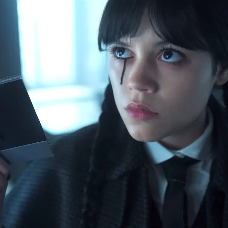 Wednesday-JennaOrtega-MAIN-e175461090.jpg0124