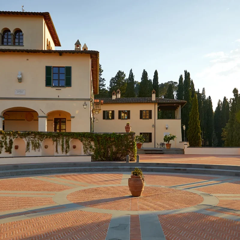 riga_15_SOLOMEO_BORGO_Brunello_Cucinelli_desk